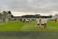 Depay dá drible humilhante em Caetano no treino do Corinthians; veja