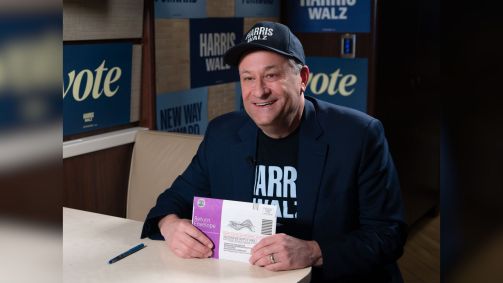 Doug Emhoff, marido de Kamala Harris, vota antecipadamente nas eleições 2024