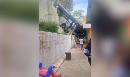 Ônibus colide contra muro de creche e deixa feridos em Belo Horizonte