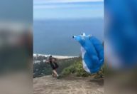 Vídeo: homem morre instantes após salto de speedfly no Rio
