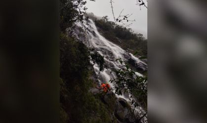 Corpo de turista é encontrado em cachoeira de 120 metros de altura em MG