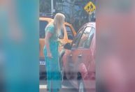 Vídeo: mulher é levada em cima de carro após discussão no trânsito no Leblon