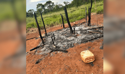 Disputa entre terras em aldeia faz homem colocar fogo em casa com crianças