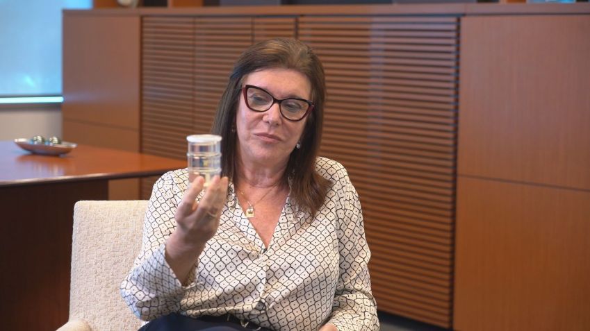 Magda Chambriard apresenta ao CNN Brasil Money uma amostra do diesel coprocessado com 5% de óleo vegetal • Reprodução: CNN Brasil