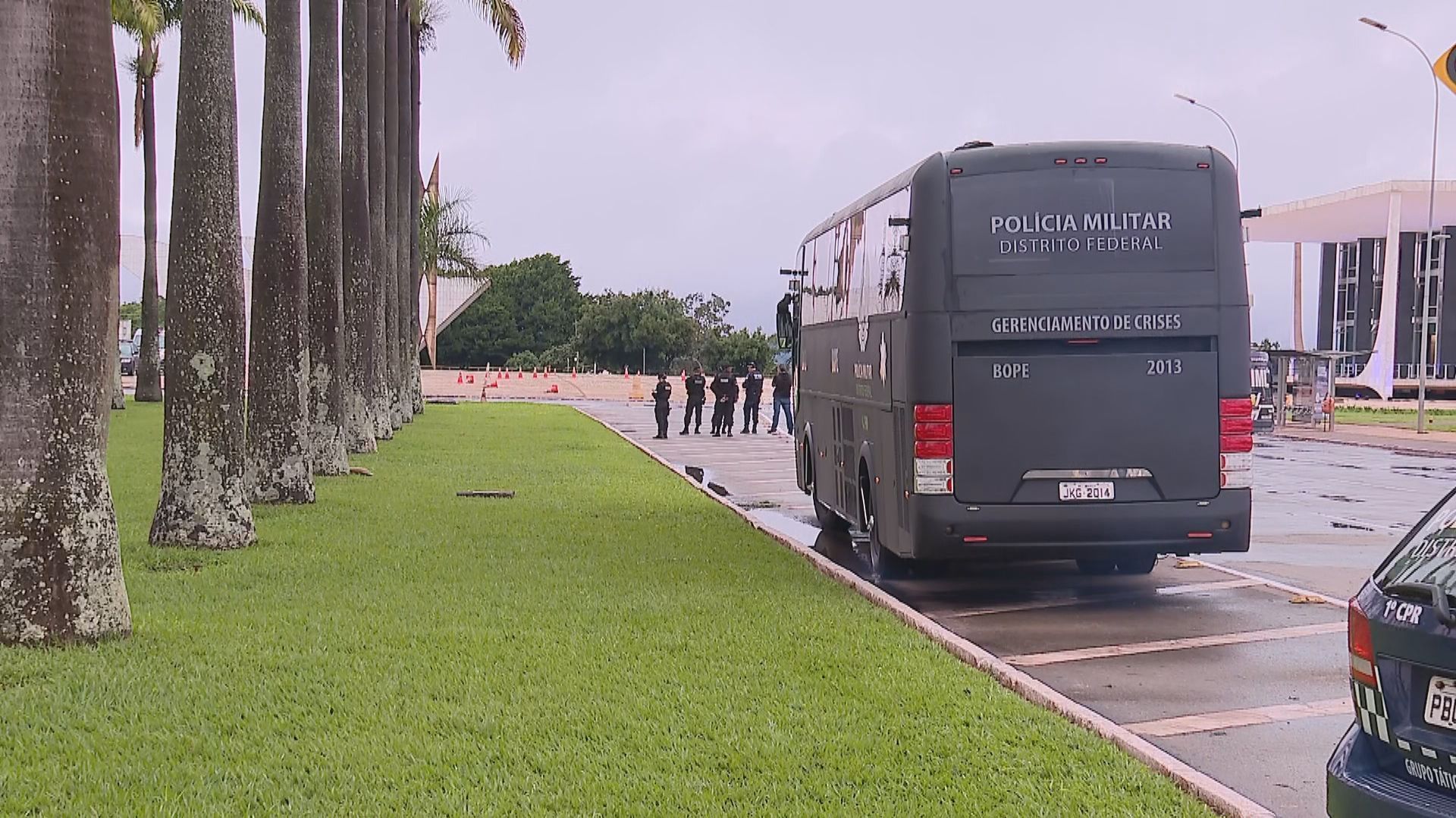 Agentes de segurança em frente ao prédio do Supremo Tribunal Federal (STF) após atentado de homem-bomba, em Brasília, 14 de novembro de 2024