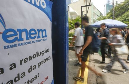 Banner com "Enem" escrito