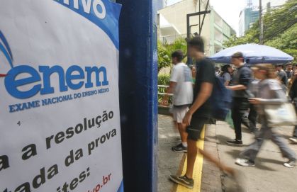 Banner com "Enem" escrito