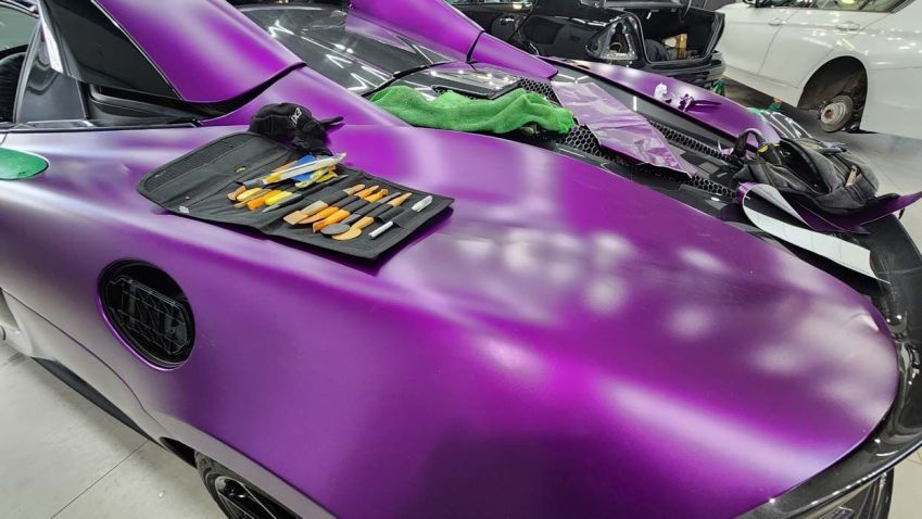 McLaren 720S ao passar por processo de envelopamento • Thiago Ventura/CNN