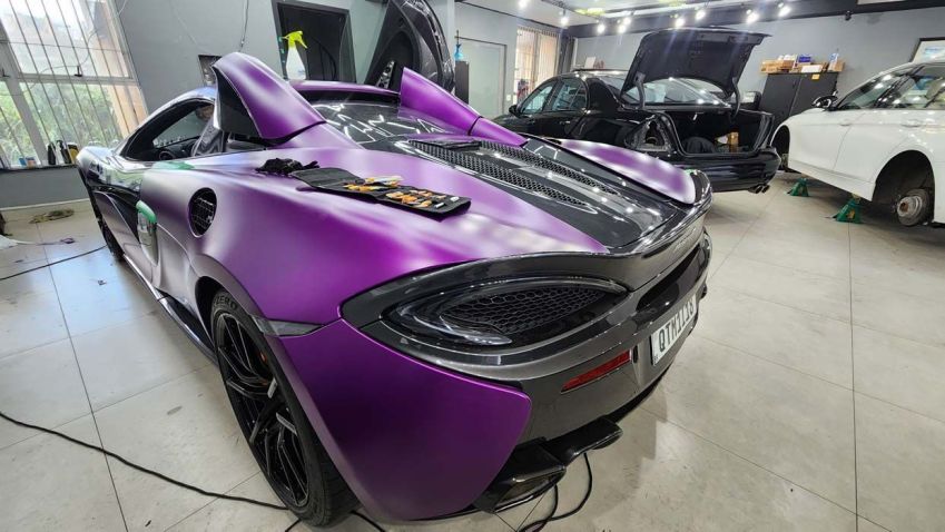 Envelopamento automotivo: McLaren 720S recebe personalização em Belo Horizonte • Thiago Ventura/CNN