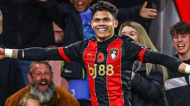 Evanilson comemora gol marcado contra o Manchester City