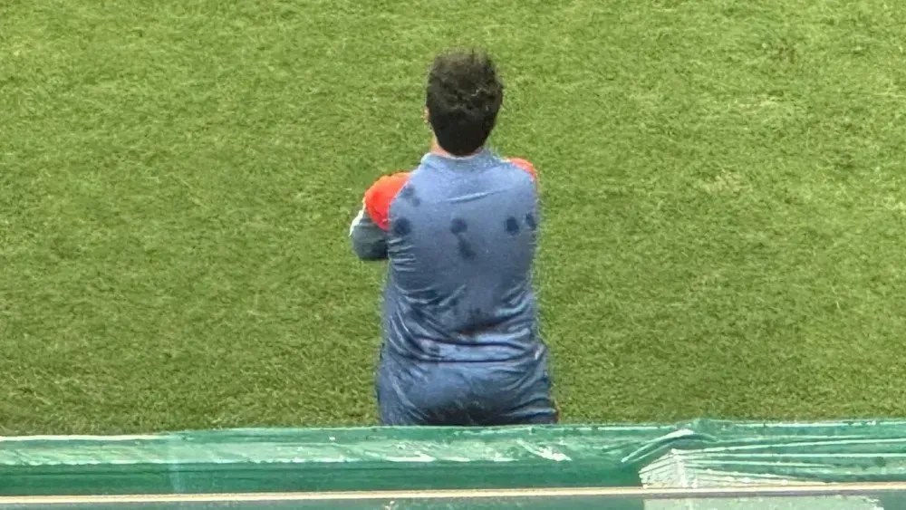 Fernando Diniz levou uma copada nas costas durante Cruzeiro x Flamengo, no Independência