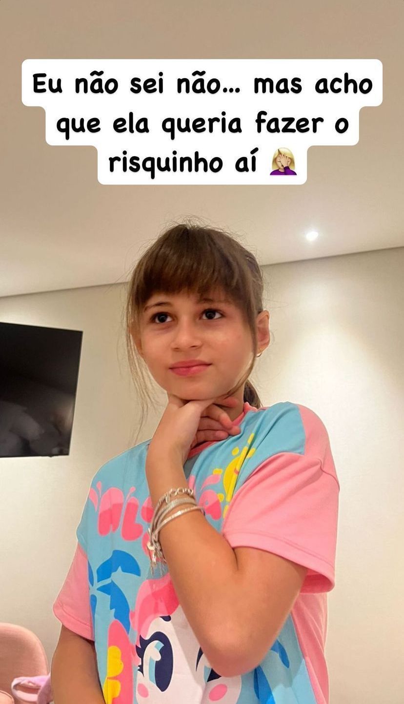 Deolane mostra como a sobrancelha e cabelo da filha ficaram após ela cortar tudo sozinha • Instagram / Deolane