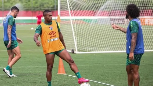 Douglas Costa durante treino com Marcelo no Fluminense