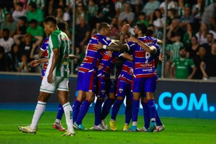 Time do Fortaleza comemora gol em Caxias
