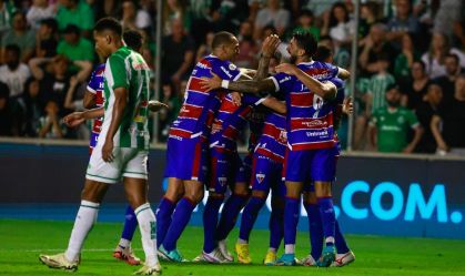 Time do Fortaleza comemora gol em Caxias