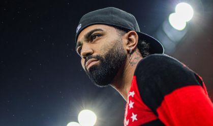 Gabriel Barbosa compareceu ao Maracanã vestindo uma camisa retrô do Flamengo de número 10