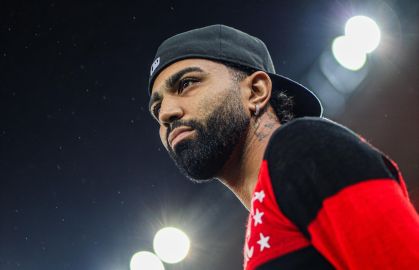 Gabriel Barbosa compareceu ao Maracanã vestindo uma camisa retrô do Flamengo de número 10