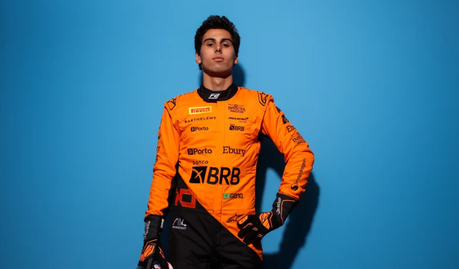 Bortoleto é eleito estreanto do ano pela FIA e recebe prêmio das mãos de Verstappen