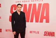 Elenco de "Senna" e irmã do piloto participam de estreia da série em SP; veja