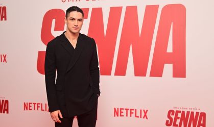 Elenco de "Senna" e irmã do piloto participam de estreia da série em SP; veja