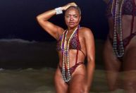 Gaby Amarantos posa na praia após perder 25 kg; veja fotos