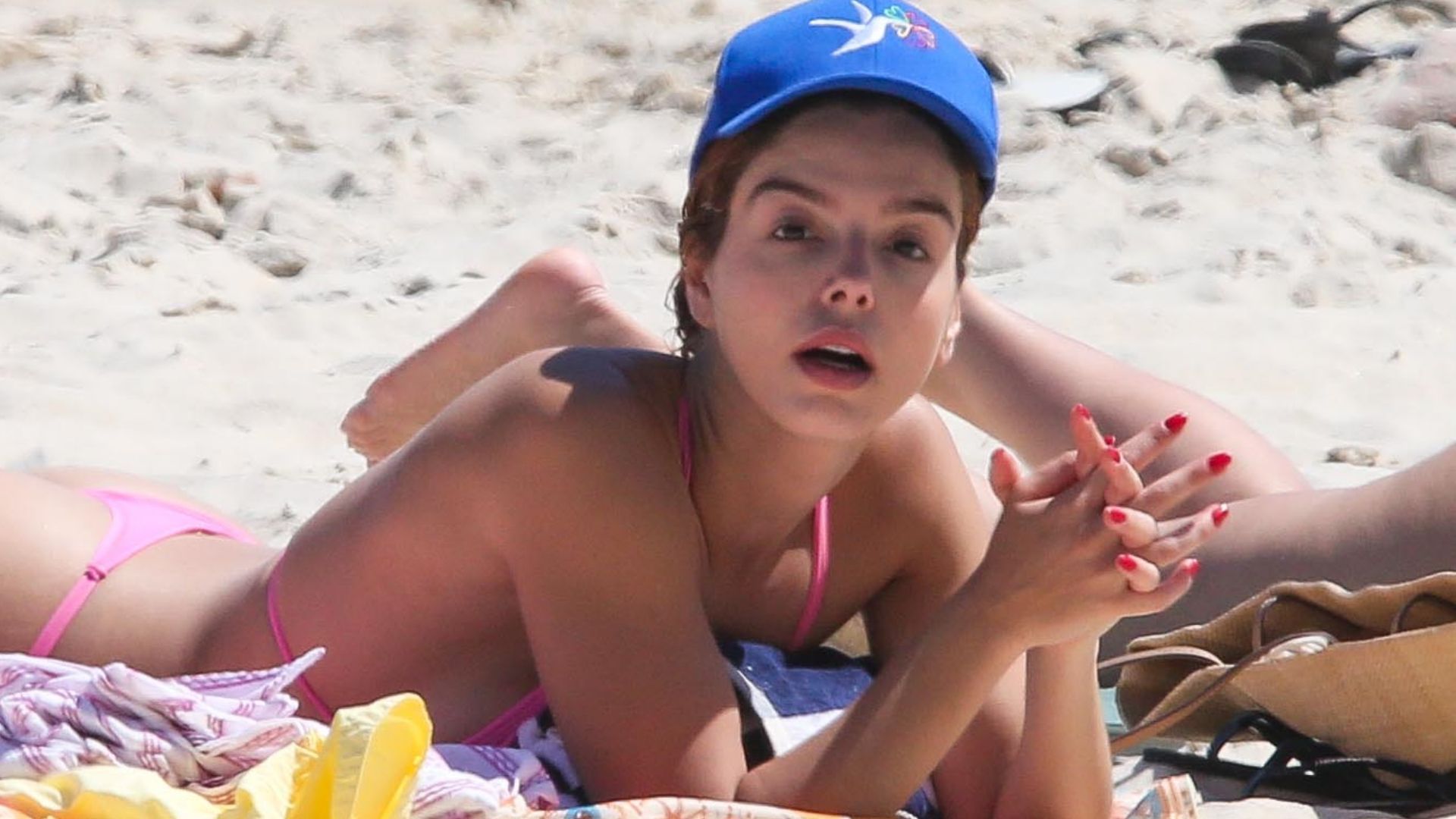 Giovanna-Lancellotti-se-assusta-com-paparazzo-na-praia