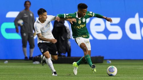 Disputa de bola entre Palmeiras e Grêmio pelo Brasileirão