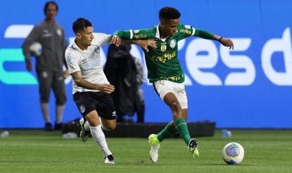 Disputa de bola entre Palmeiras e Grêmio pelo Brasileirão