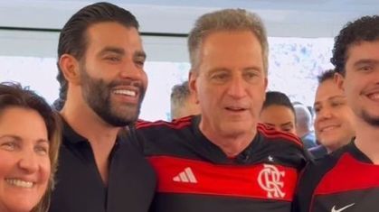 Cantor sertanejo recebe presente do presidente do Flamengo na final da Copa do Brasil