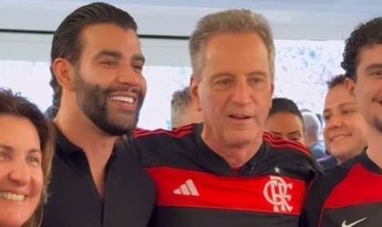 Cantor sertanejo recebe presente do presidente do Flamengo na final da Copa do Brasil