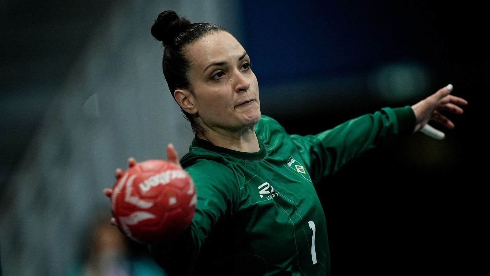 A goleira brasileira Gabi Moreschi em ação durante vitória do Brasil sobre a Angola nos Jogos Olímpicos de Paris 2024