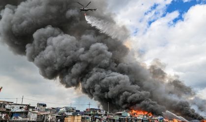 Incêndio destrói milhares de barracos na maior favela das Filipinas