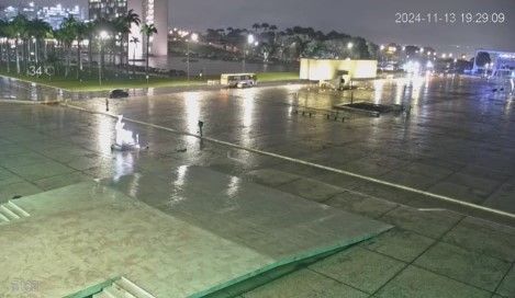 Homem próximo à estátua do STF