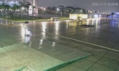 Homem próximo à estátua do STF