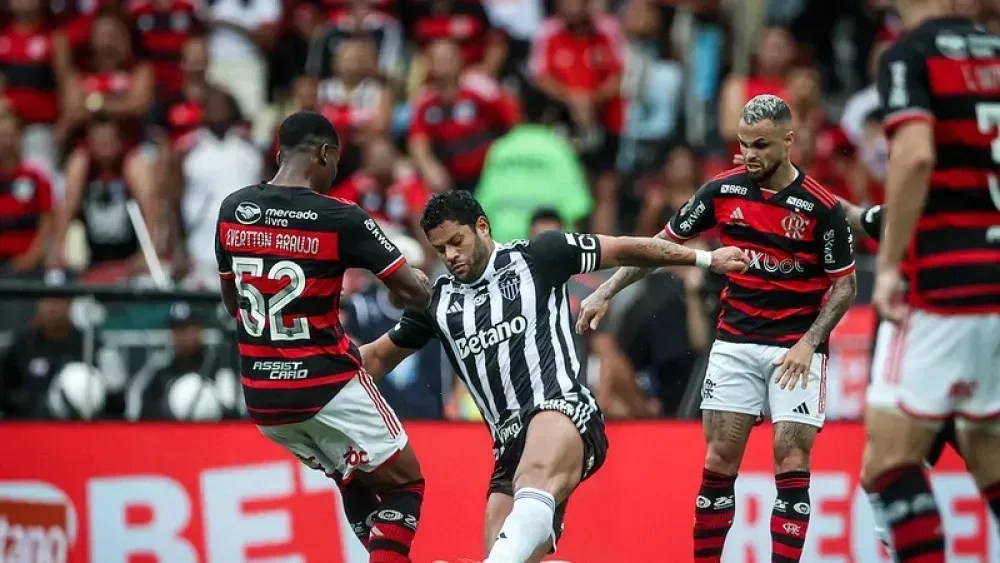 Hulk foi marcado de perto pela defesa do Flamengo no Maracanã