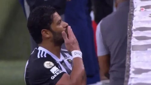 Hulk mandou beijo para a torcida flamenguista no Maracanã