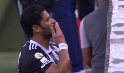 Hulk mandou beijo para a torcida flamenguista no Maracanã