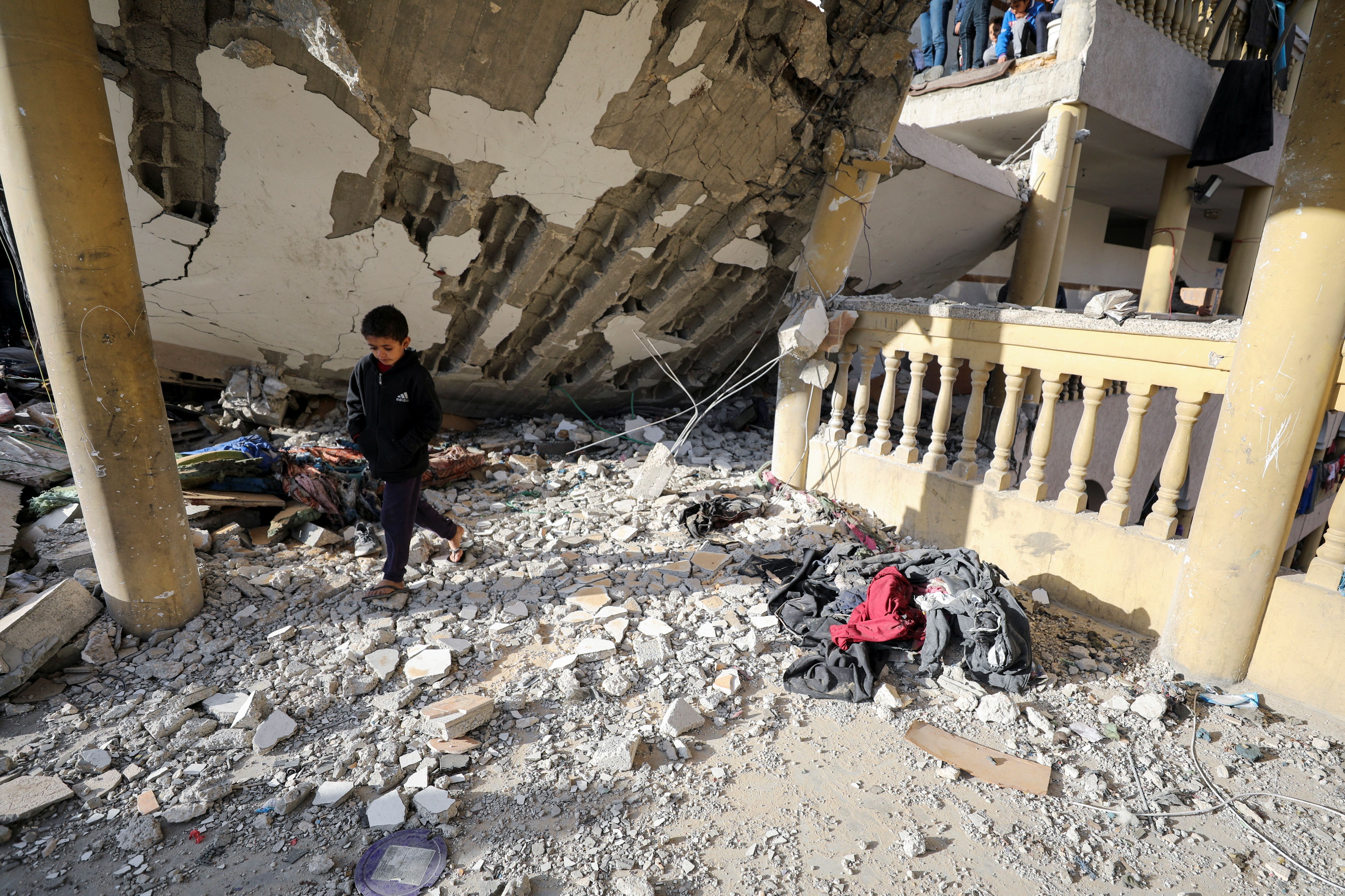 Ataque israelense em escola que funciona como abrigo para pessoas deslocadas em Gaza.