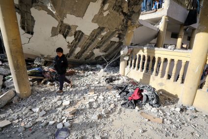 Ataque israelense em escola que funciona como abrigo para pessoas deslocadas em Gaza.