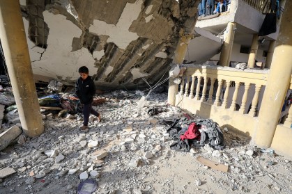 Ataque israelense em escola que funciona como abrigo para pessoas deslocadas em Gaza.
