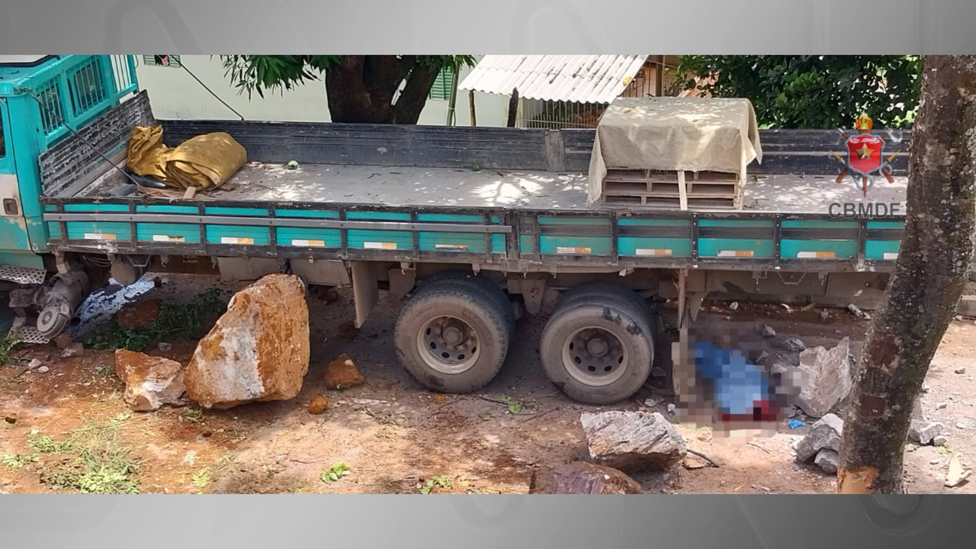 Imagem mostra caminhão que estava carregado e tombou
