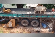 Criança morre após caminhão carregado com pedras tombar em rodovia do DF