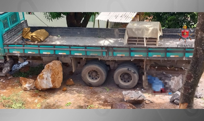 Criança morre após caminhão carregado com pedras tombar em rodovia do DF