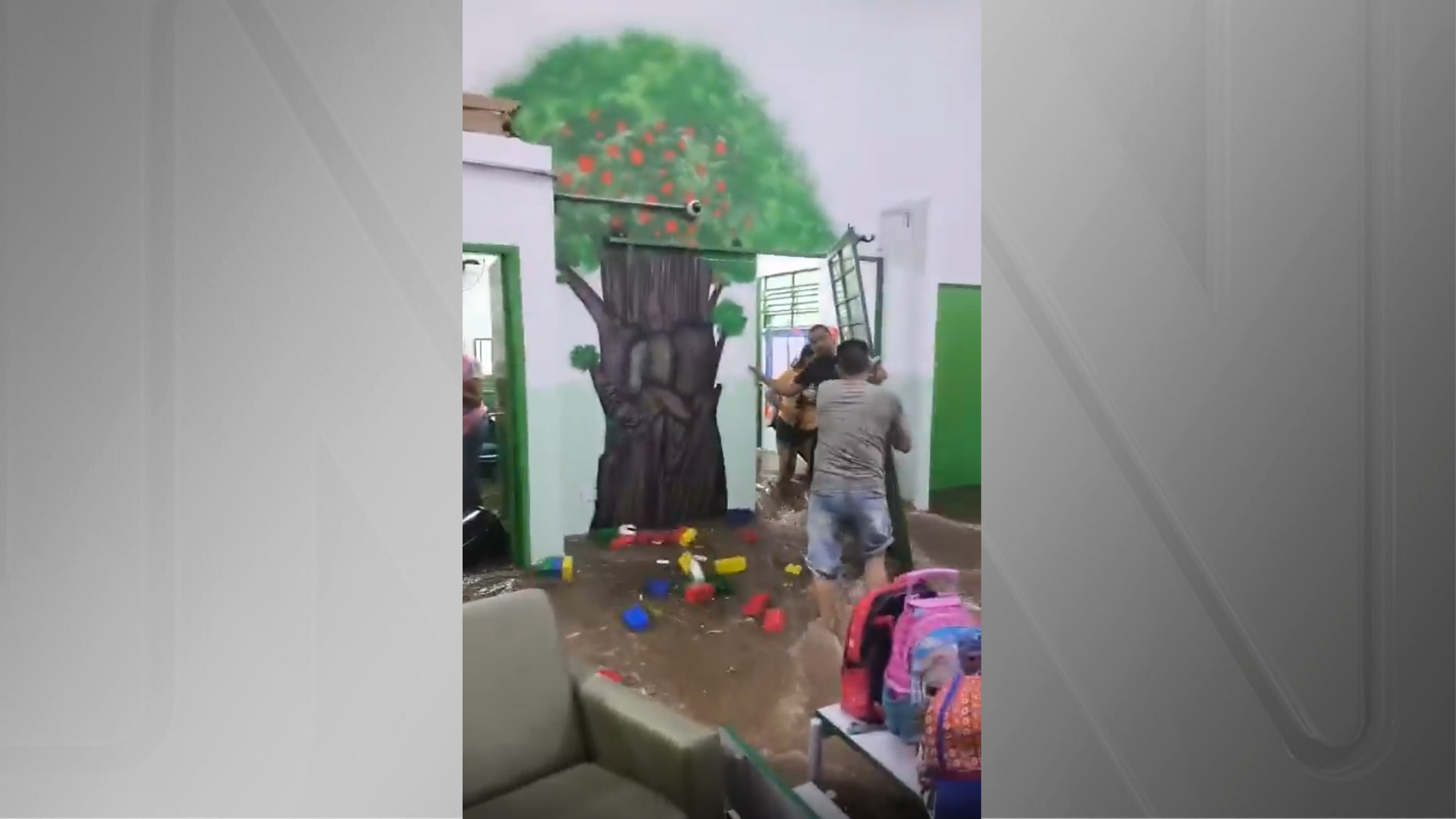 Imagem mostra escola alagada após chuva invadir local