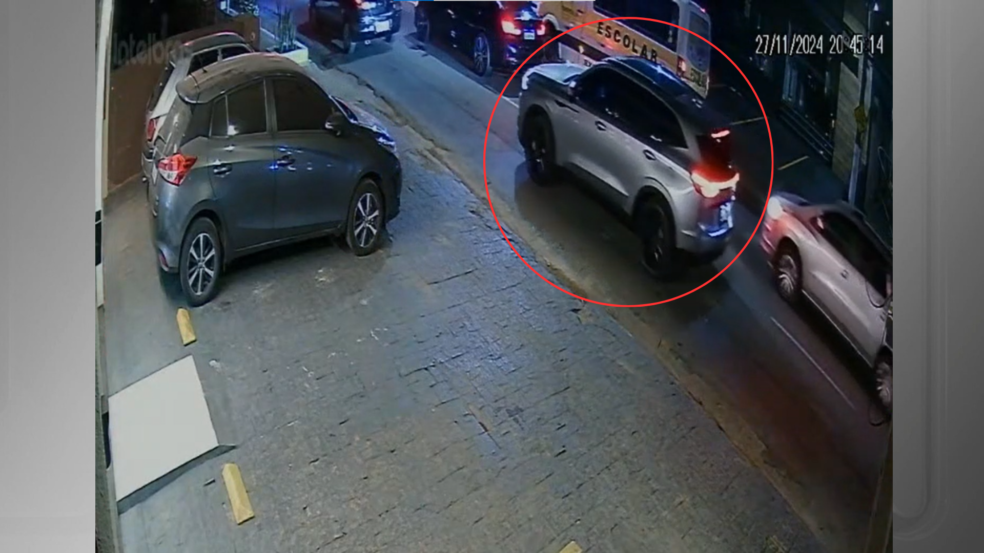 Imagem mostra momento em que câmeras de segurança flagaram carro da modelo Luciana Curtis