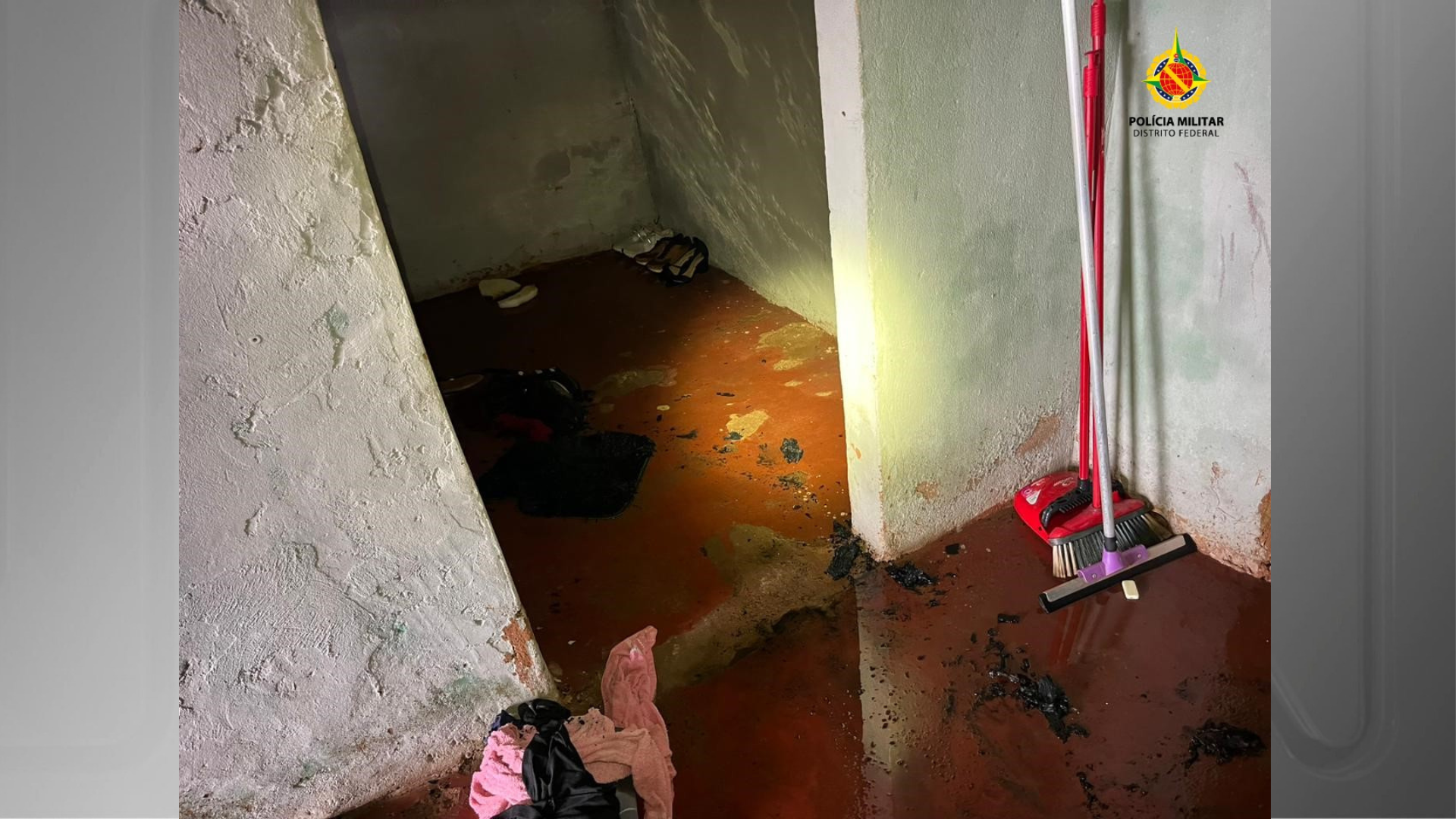 Imagem mostra casa icendiada no DF
