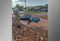 Carro é engolido por cratera após fortes chuvas em Goiás; veja imagens