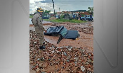 Carro foi engolido por cratera após fortes chuvas em Goiás