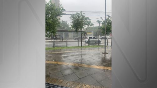 Chuva no entorno da estação São Paulo-Morumbi do metrô