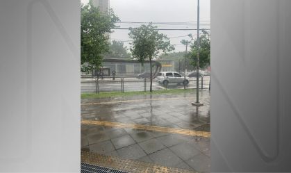 Chuva no entorno da estação São Paulo-Morumbi do metrô